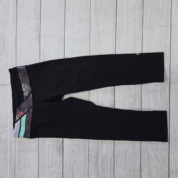 Lululemon Crop Size 4 - Picture 7 of 8